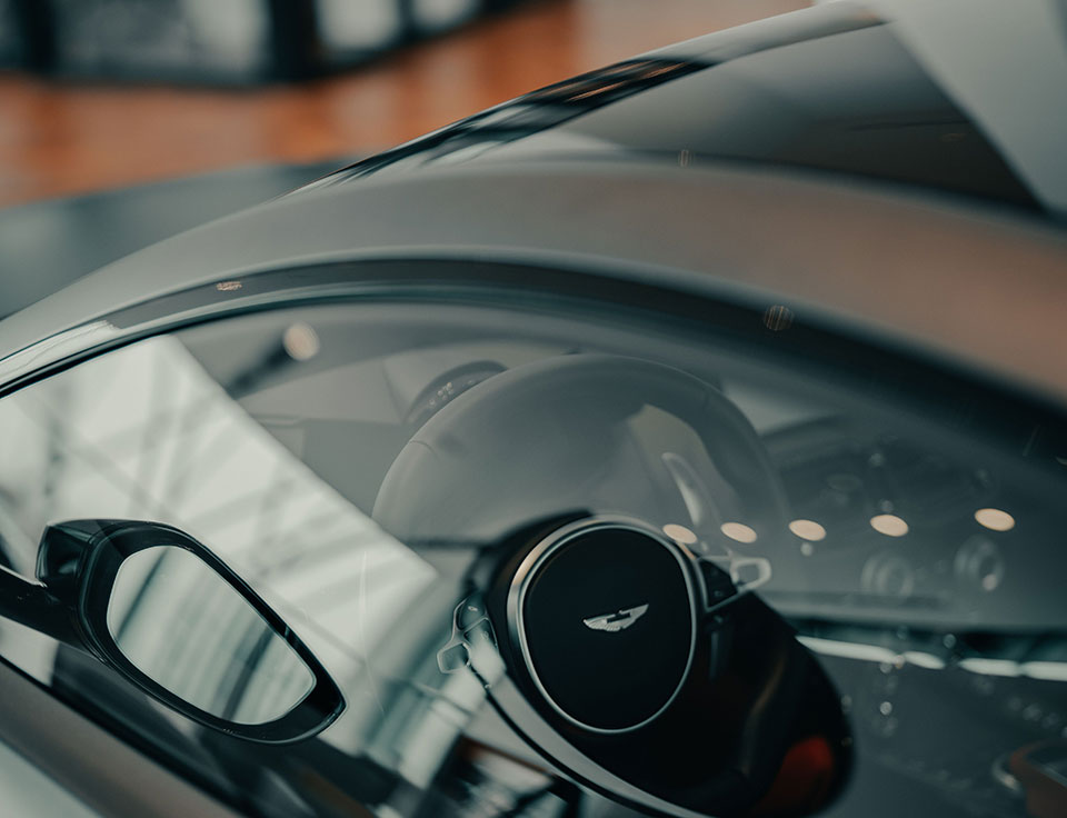 Aston Martin Interieur – individuelle Versicherung für Sonderausstattung
