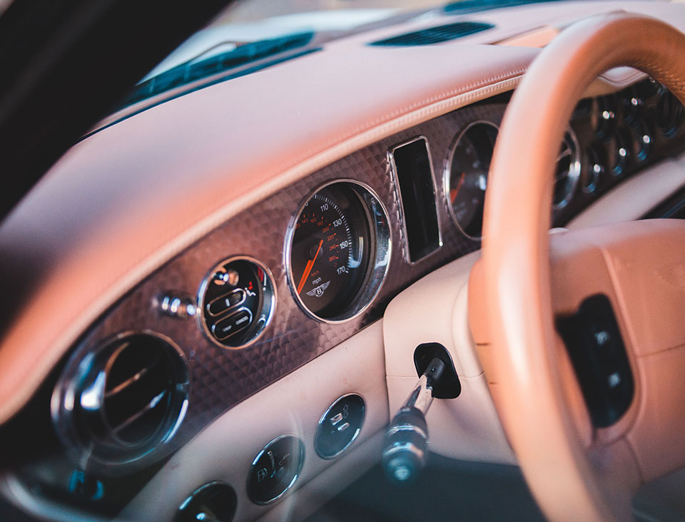 Bentley Cockpit – Versicherung für Luxusautos vom Spezialmakler